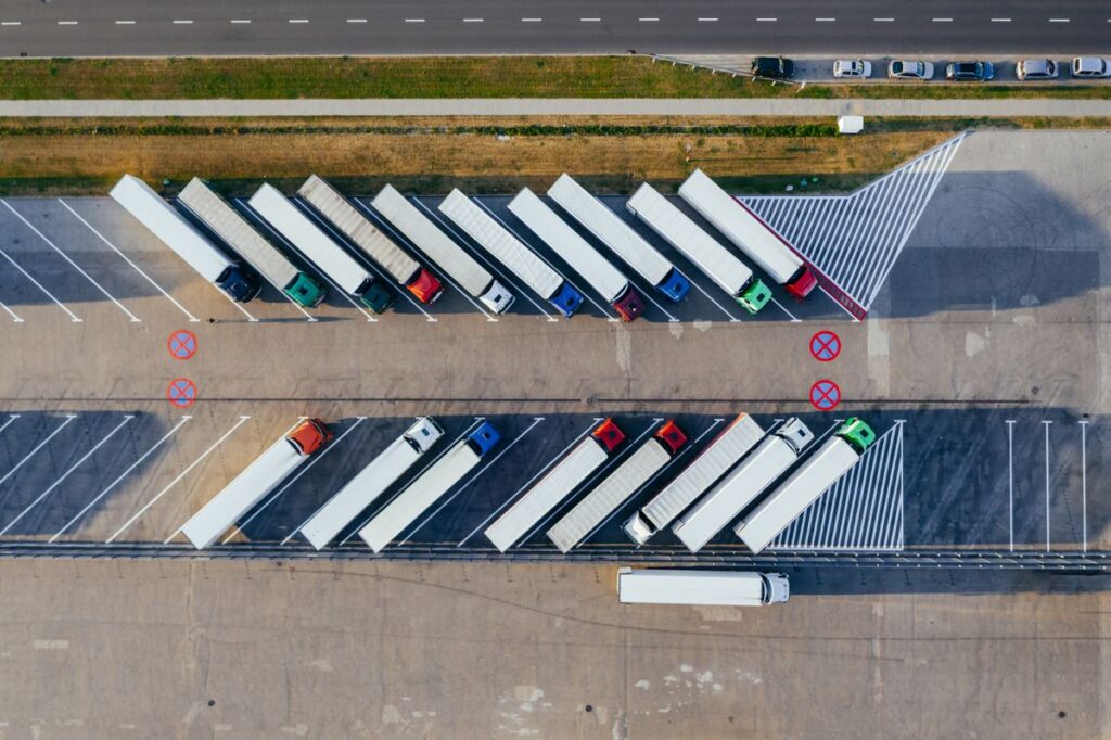 Vista aérea de caminhões estacionados