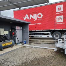 Caminhão da Anjo Tintas sendo abastecido no posto, cliente Golden Frotas