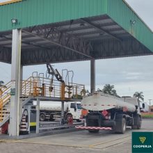 Estrutura de abastecimento da Cooperja com caminhão-tanque, cliente Golden Frotas