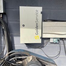 Controlador Golden Service instalado na parede de um posto de combustível